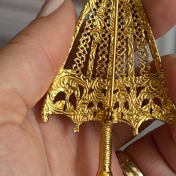 4/$100 Victorian filigree vintage Gold Umbrella Brooch ☔️ - Picture 5 of 9